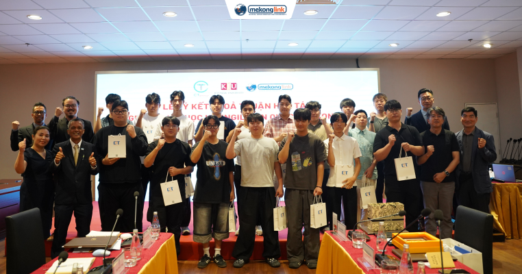 Image of the signing ceremony of cooperation between Mekonglink, CT Group and Kyungil University in the field of high technology and semiconductors. Korean semiconductor students receive souvenirs. The signing ceremony opens up opportunities for international cooperation in the field of semiconductors, developing high-quality human resources, Promoting High Technology